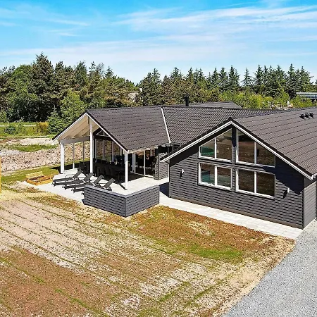 16 Person In Bl Vand Blåvand