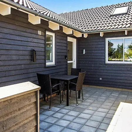 16 Person In Bl Vand Blåvand