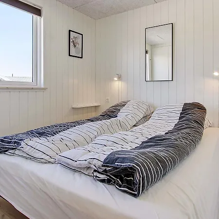 16 Person In Bl Vand Blåvand